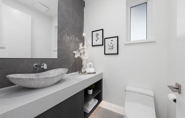 2 2750 W 19th Avenue Arbutus