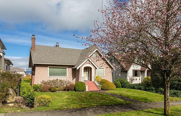 2715 W 31st Avenue MacKenzie Heights