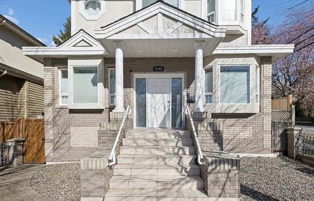 2709 W 37th Avenue MacKenzie Heights