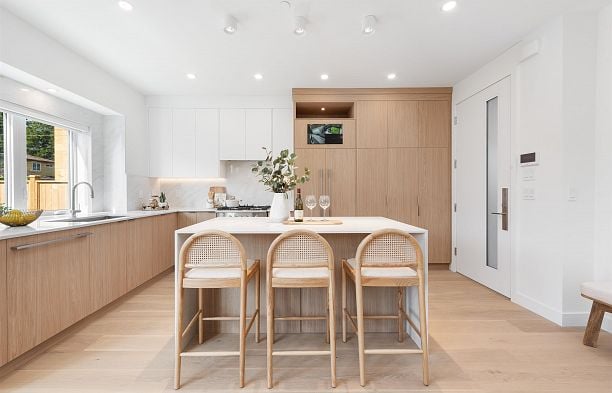 2 2750 W 19th Avenue Arbutus