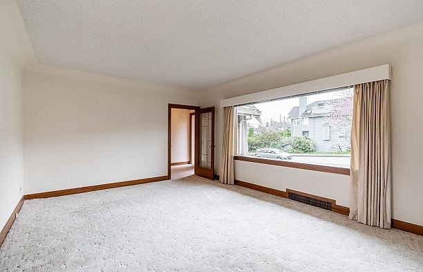 2715 W 31st Avenue MacKenzie Heights