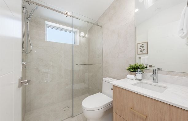 2 2750 W 19th Avenue Arbutus