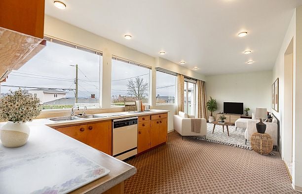 2715 W 31st Avenue MacKenzie Heights