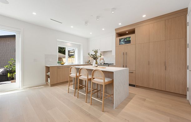 2 2750 W 19th Avenue Arbutus