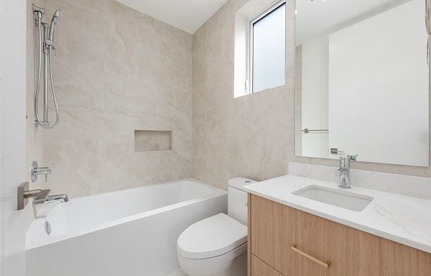 2 2750 W 19th Avenue Arbutus