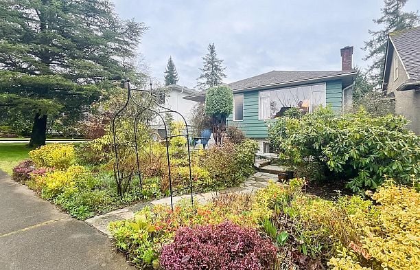 2810 W 31st Avenue MacKenzie Heights