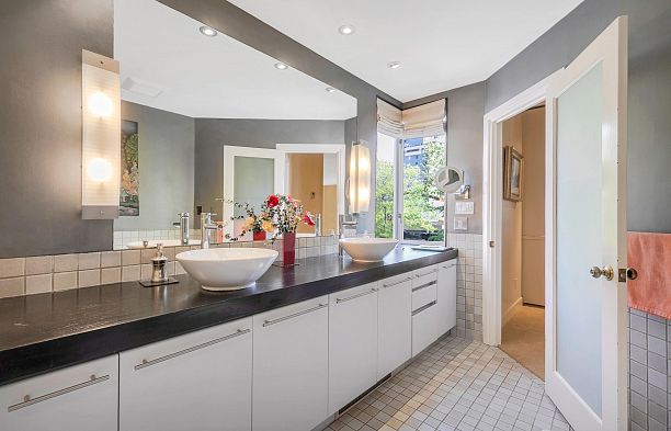 302 2015 Beach Avenue West End VW