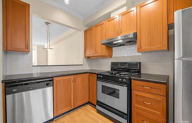 6190 Cambie Street Oakridge VW