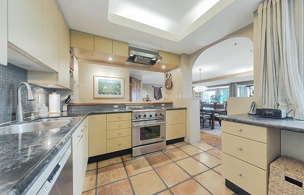 302 2015 Beach Avenue West End VW