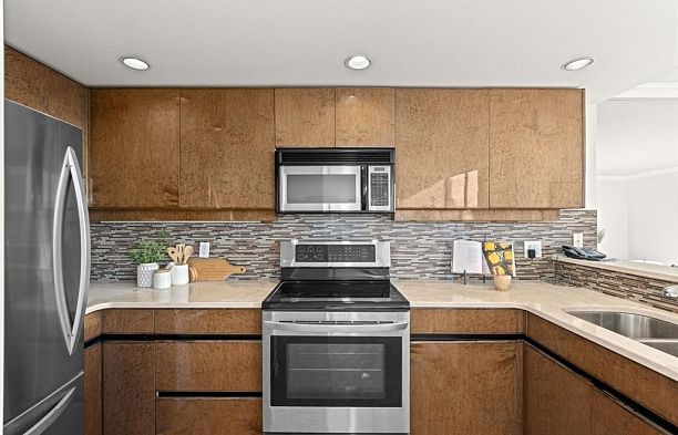 503 1995 Beach Avenue West End VW