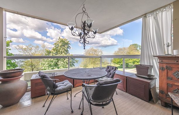 302 2015 Beach Avenue West End VW