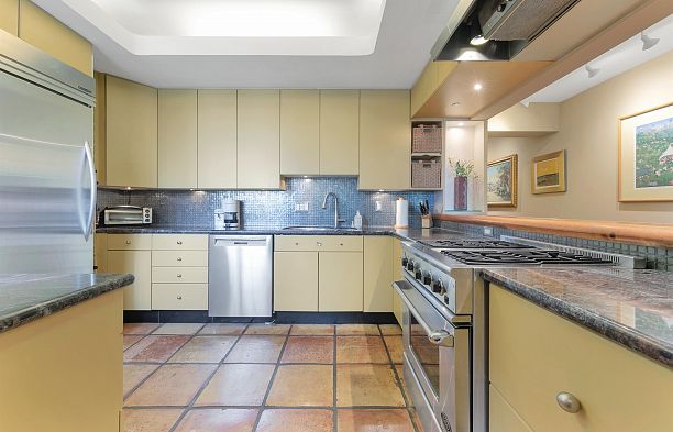 302 2015 Beach Avenue West End VW