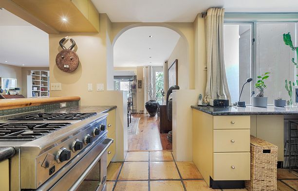 302 2015 Beach Avenue West End VW