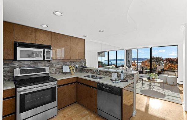 503 1995 Beach Avenue West End VW