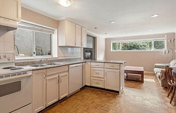 2779 W 33rd Avenue MacKenzie Heights