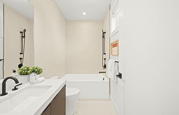 2 3466 W 22nd Avenue Dunbar