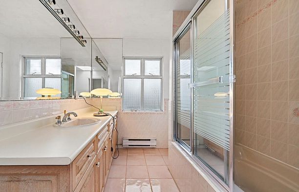 1042 W 48th Avenue South Granville