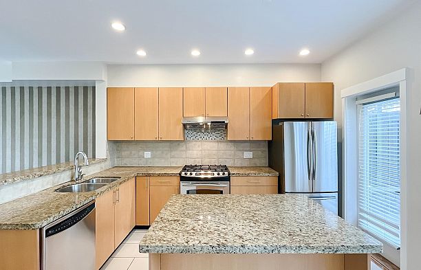 7425 Columbia Street South Cambie