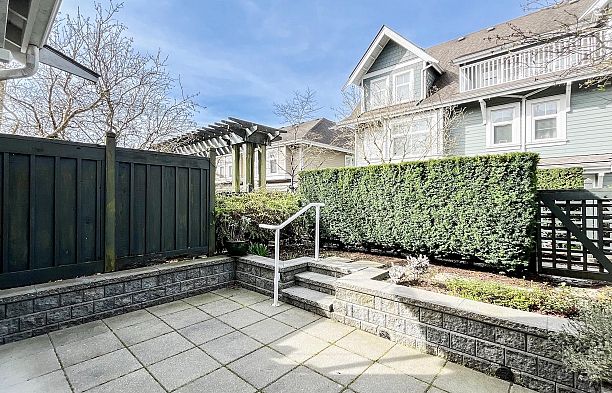 7425 Columbia Street South Cambie