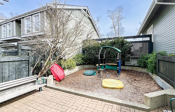 7425 Columbia Street South Cambie