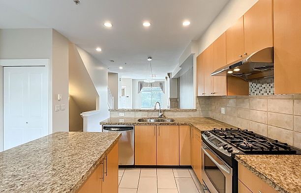 7425 Columbia Street South Cambie