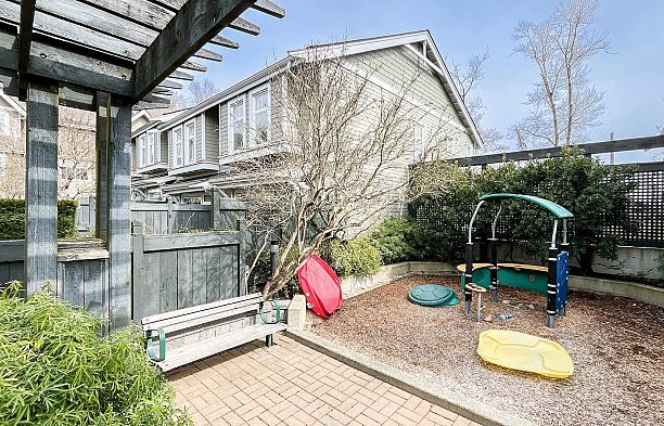 7425 Columbia Street South Cambie