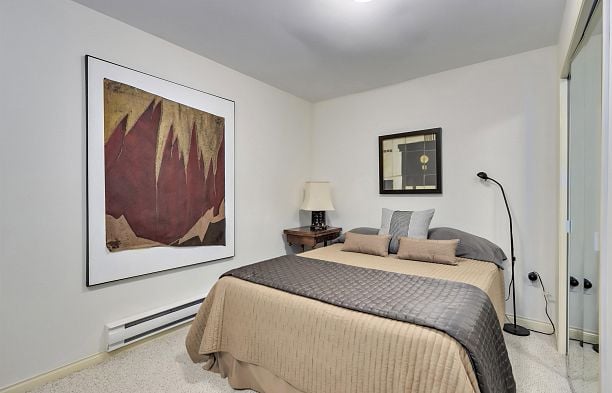 32 5650 Hampton Place University VW