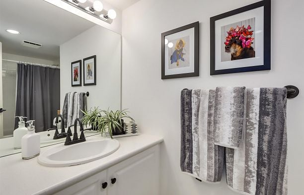 32 5650 Hampton Place University VW