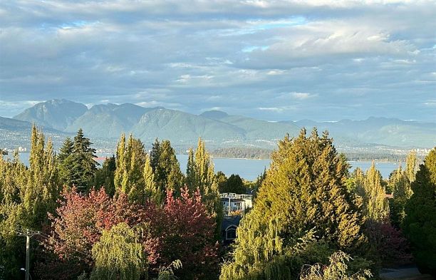 10 2575 Tolmie Street Point Grey