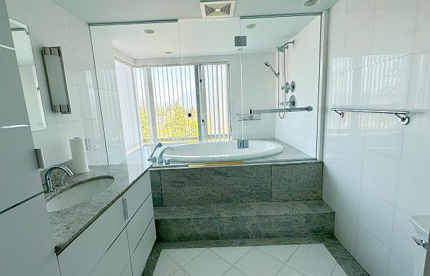 10 2575 Tolmie Street Point Grey