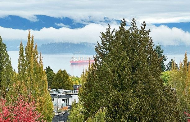 10 2575 Tolmie Street Point Grey