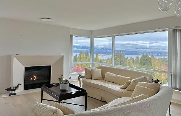 10 2575 Tolmie Street Point Grey