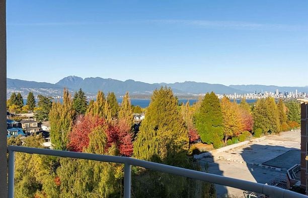 10 2575 Tolmie Street Point Grey