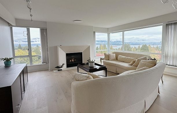 10 2575 Tolmie Street Point Grey