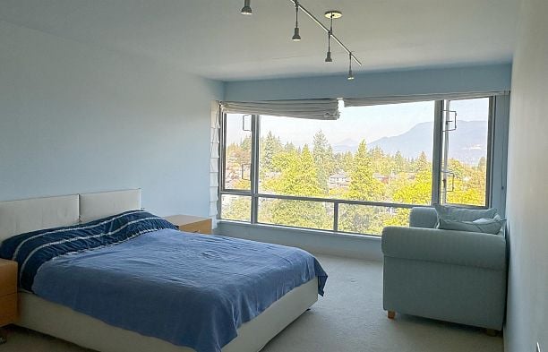 10 2575 Tolmie Street Point Grey