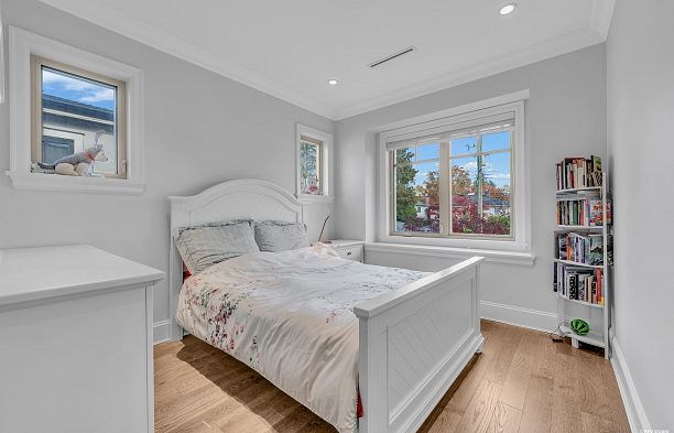 7458 Maple Street S.W. Marine