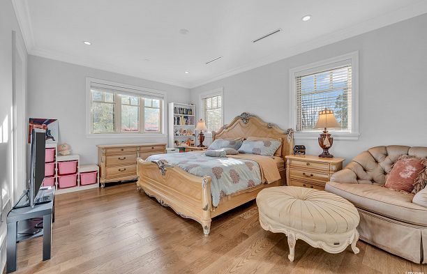 7458 Maple Street S.W. Marine