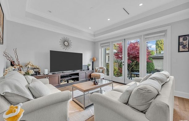 7458 Maple Street S.W. Marine