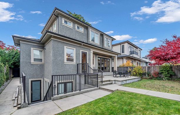 7458 Maple Street S.W. Marine