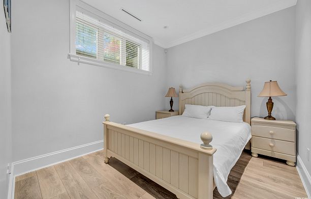 7458 Maple Street S.W. Marine