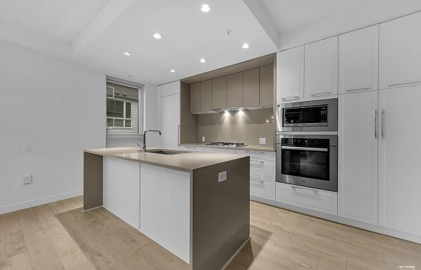 109 6677 Cambie Street South Cambie