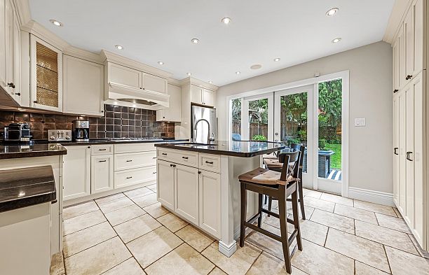 5790 Alma Street Southlands