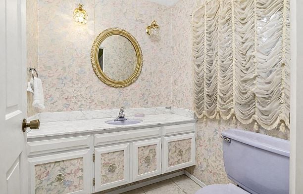 6076 Holland Street Southlands