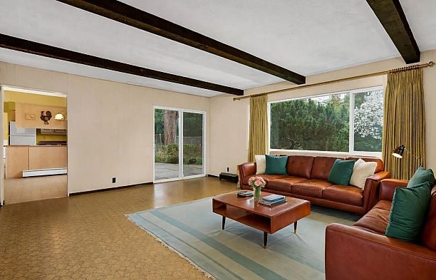 6076 Holland Street Southlands