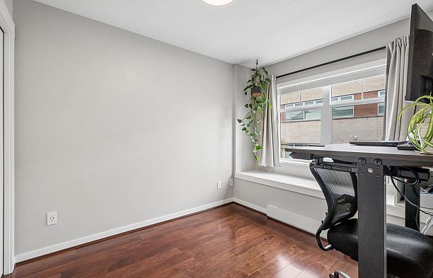 755 W 42 Avenue Oakridge VW