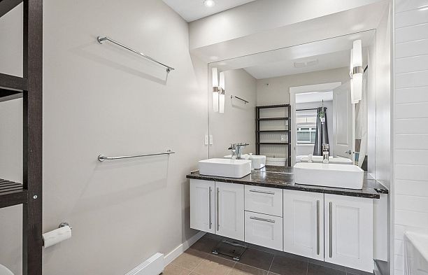 755 W 42 Avenue Oakridge VW