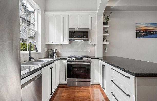 755 W 42 Avenue Oakridge VW