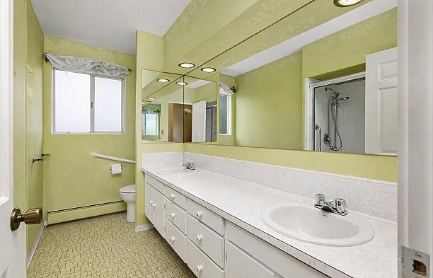 6076 Holland Street Southlands