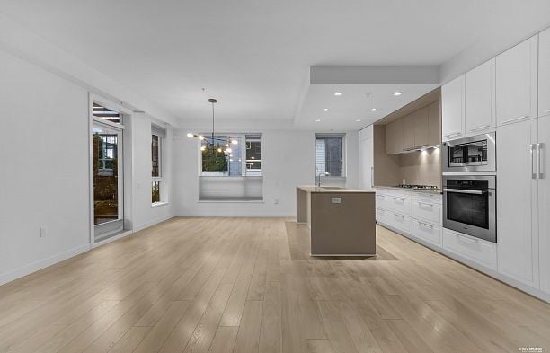 109 6677 Cambie Street South Cambie