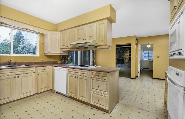 6076 Holland Street Southlands